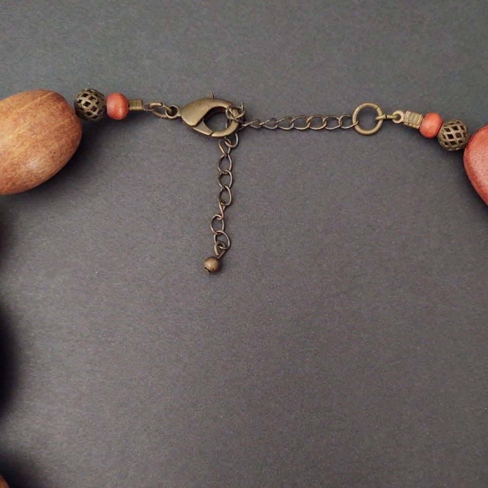 Wood and faux stone necklace - Picture 9 of 12